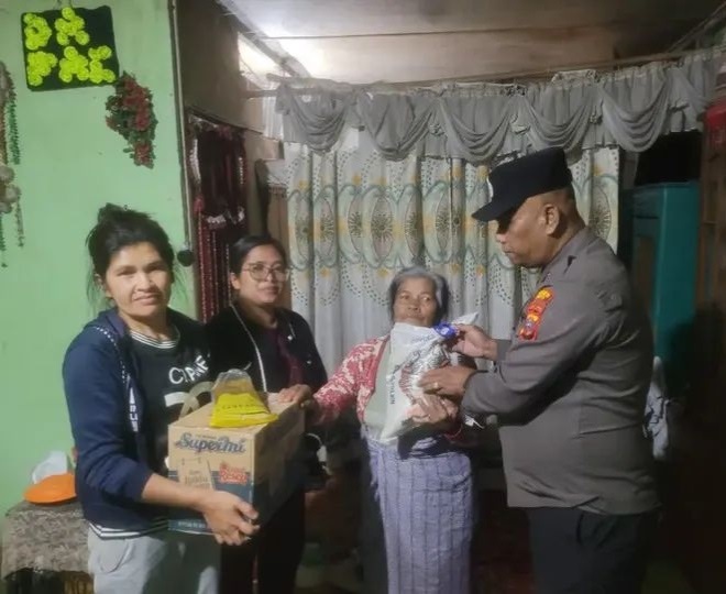 Pasca Erupsi Sinabung, Polisi Serahkan Bantuan