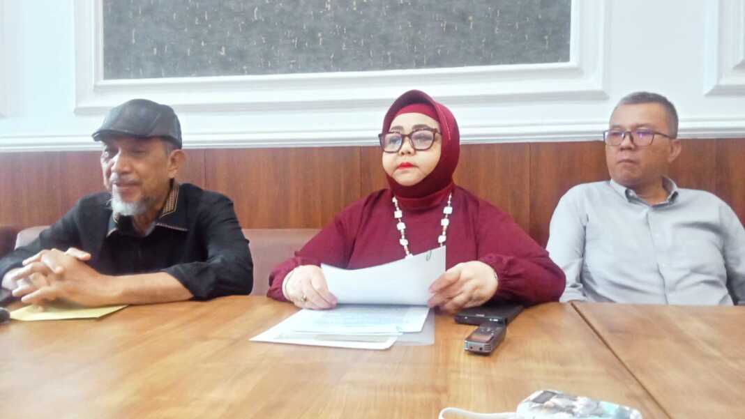 LAHAN AL-WASHLIYAH: Dari kiri Assoc. Prof. Dr. H. Ismail Efendi, M.Si, Hj. Ade Zainab Taher, S.H dan Rusli Efendi Damanik, S.E, M.M menjelaskan imbauan pengosongan lahan milik PB Al-Washliyah di Helvetia. (Deddi Mulia Purba/Sumut Pos)
