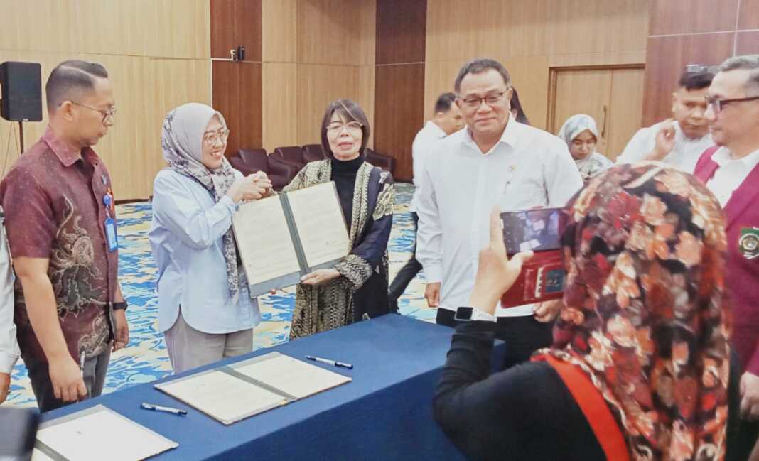 DISAKSIKAN MENTERI: Moh. Jumhur Hidayat (tengah) menyaksikan penandatanganan kerja sama STIKes Mitra Husada Medan dengan Kementerian Lingkungan Hidup/Kepala Badan Pengendalian Lingkungan Hidup, Sabtu (5/9). (Deddi Mulia Purba/Sumut Pos)