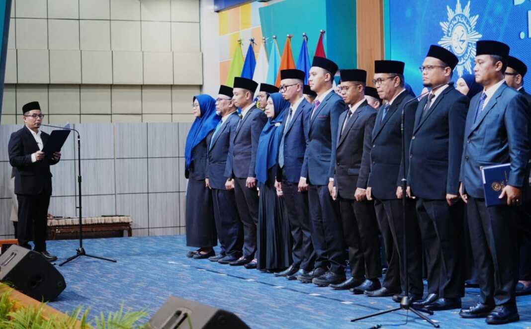 REKTOR UMSU: Prof. Dr. Akrim Lubis, M.Pd (kiri) melantik pejabat akademik dan administrasi di Auditorium UMSU, Selasa (15/9). (Istimewa/Sumut Pos)