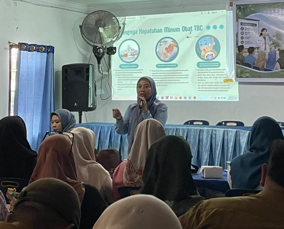 Tim dosen dan mahasiswa Jurusan Farmasi Poltekkes Kemenkes Medan bersama peserta kegiatan pemberdayaan masyarakat sebagai Pengawas Menelan Obat berbasis aplikasi SINOTESIS di Desa Laut Dendang, Kecamatan Percut Sei Tuan, Kabupaten Deli Serdang. (Foto: Dokumentasi Tim Pengabdian Poltekkes Kemenkes Medan)