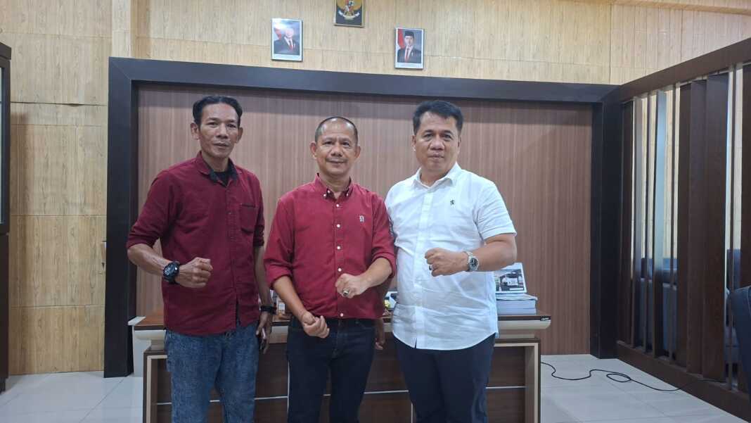 KUNJUNGAN: Chairum Lubis SH (tengah) Ketua Pewarta Polrestabes Medan mengunjungi Kasat Narkoba Polresta Delisersang, Kompol Ferry Kusnadi SH MH (kanan), Selasa (22/9)