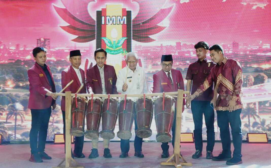 KOLOSAL: Wagubsu H. Surya, B.Sc (tengah) bersama Prof. Dr. Akrim Lubis, M.Pd membuka masa ta'aruf kolosal UMSU, Rabu (30/9). (Istimewa/Sumut Pos)