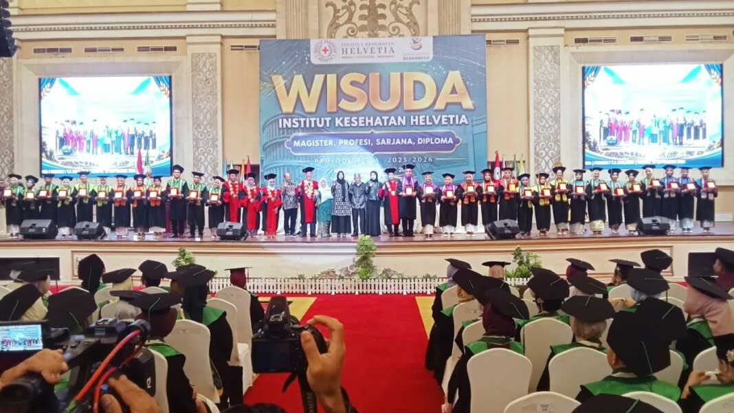 TERBAIK: Assoc. Prof. Dr. H. Ismail Efendy, M.Si dan undangan bersama lulusan terbaik dari tiap program studi di Institut Kesehatan Helvetia, (30/9). (Deddi Mulia Purba/Sumut Pos)