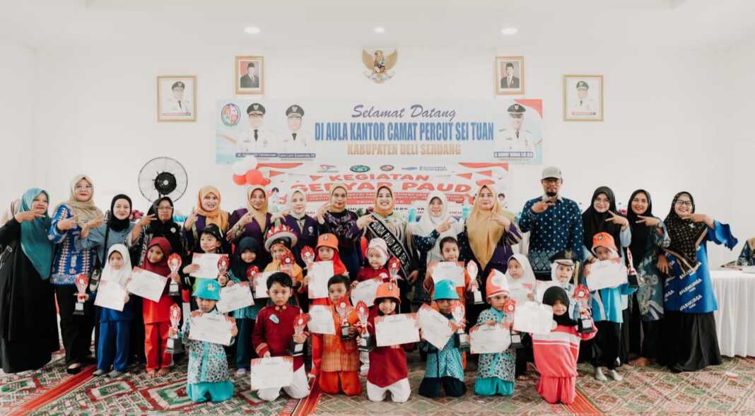 Bunda PAUD Deli Serdang Ny Jelita Asri Ludin Tambunan (tengah) didampingi Ketua HIMPAUDI Deli Serdang Dr Arie Dwi Ningsih ST MPd bersama anak-anak pemenang lomba Gebyar PAUD di Aula Kecamatan Percut Sei Tuan, Kamis (3/9). (Foto: Dok Himpaudi Deliserdang)