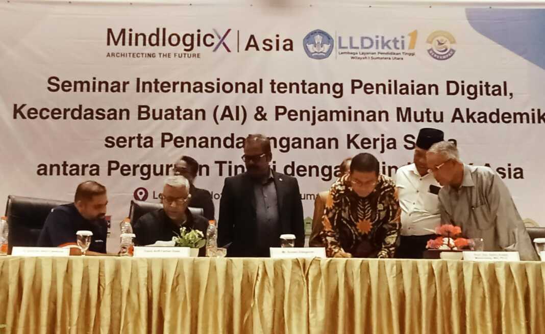 KERJA SAMA: Prof. Dr. H. Muzakkir, M.Ag (3 kanan) menandatangani kerja internasional UIN Sumatera Utara dengan Mindlogicx Asia. (Deddi Mulia Purba/Sumut Pos)