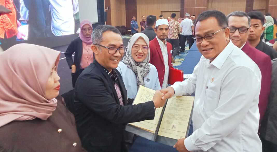 KERJA SAMA: Heri Enjang Syahputra, S.E, M.Ak (kiri) bersama Moh Jumhur Hidayat saat penandatanganan kerja sama USM Indonesia dengan menteri Lingkungan Hidup. (Deddi Mulia Purba/Sumut Pos)