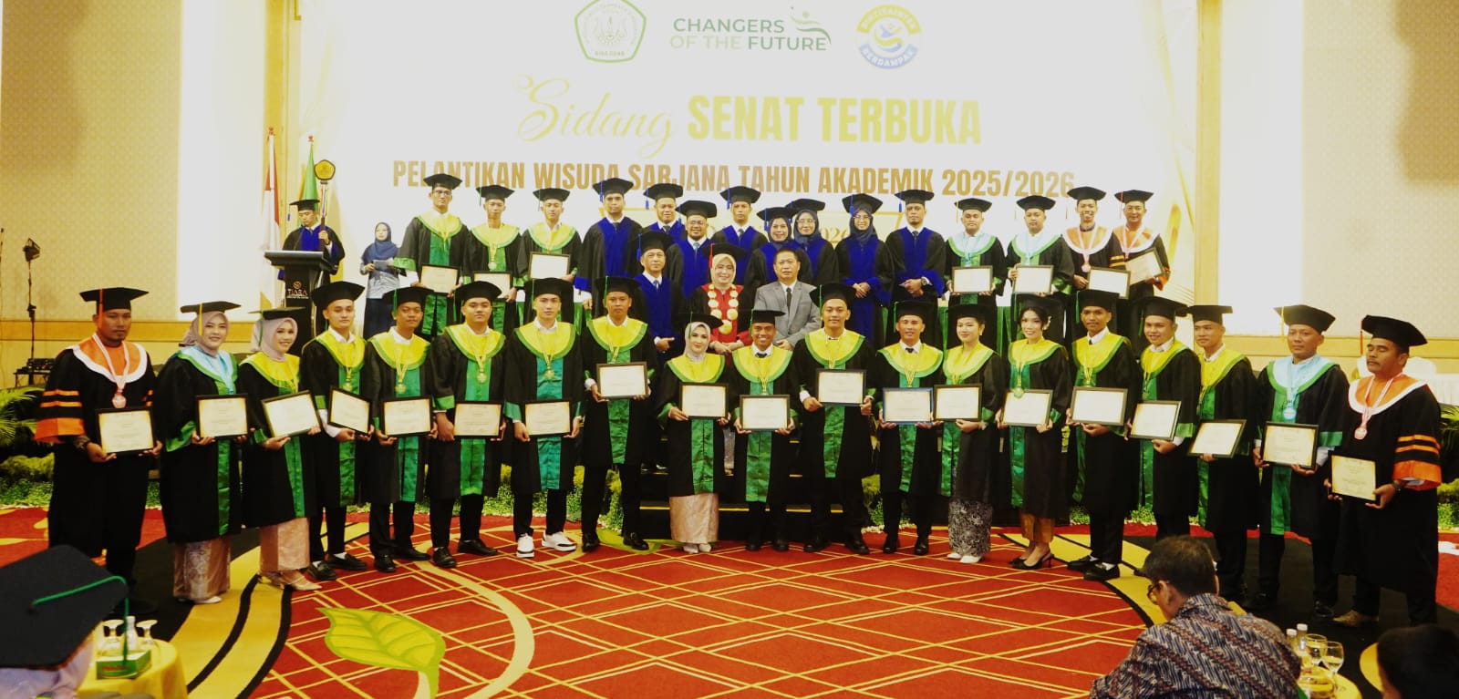 LULUSAN TERBAIK: Dr. dr. Hj. Liliana Puspa Sari, M.Kes bersama lulusan terbaik dan berprestasi STOK Bina Guna di Tiara Convention Medan, Kamis (3/9). (Istimewa/Sumut Pos)