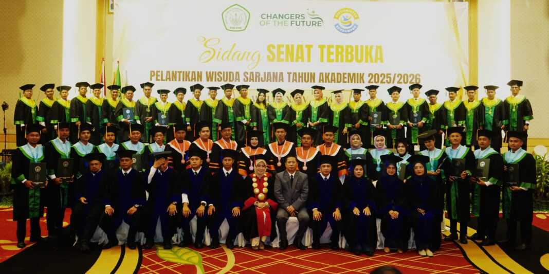 BINA GUNA: Dr. dr. Hj. Liliana Puspa Sari, M.Kes bersama pengurus yayasan, senat dan lulusan STOK Bina Guna di Tiara Convention Medan, Kamis (3/9). (Istimewa/Sumut Pos)