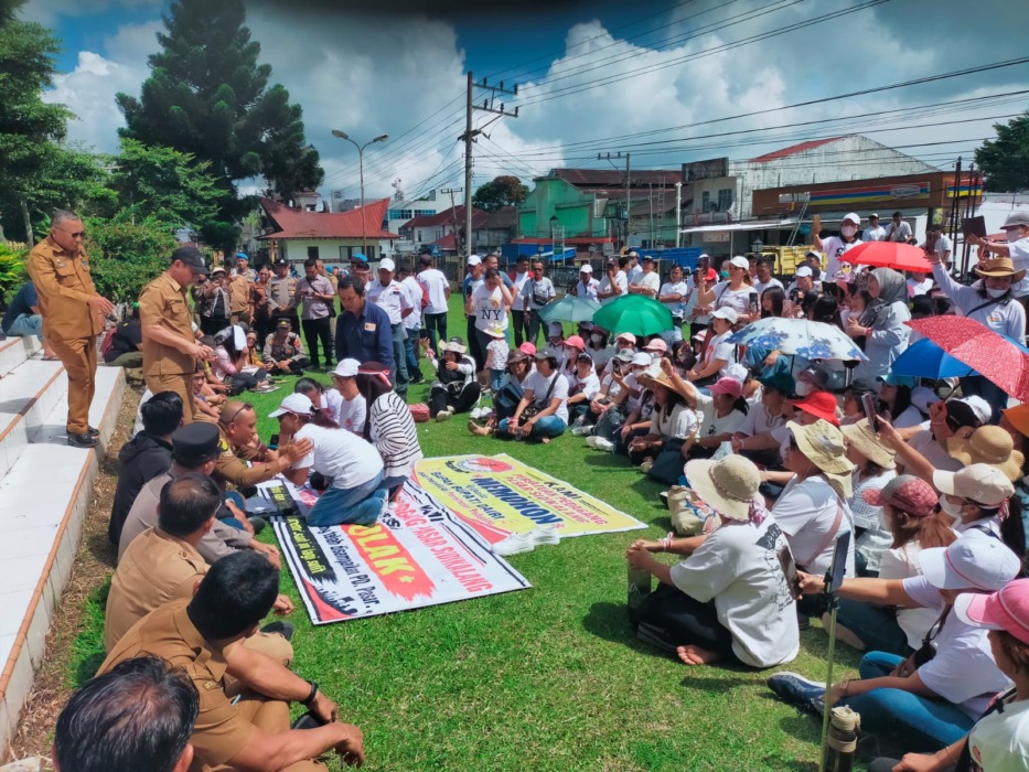 DEMO: Ratusan massa pedagang pusat pasar Sidikalang, menggelar aksi unjukrasa ke Kantor DPRD dan Bupati Dairi, Selasa (8/9/2026).RUDY SITANGGANG/SUMUT POS.
