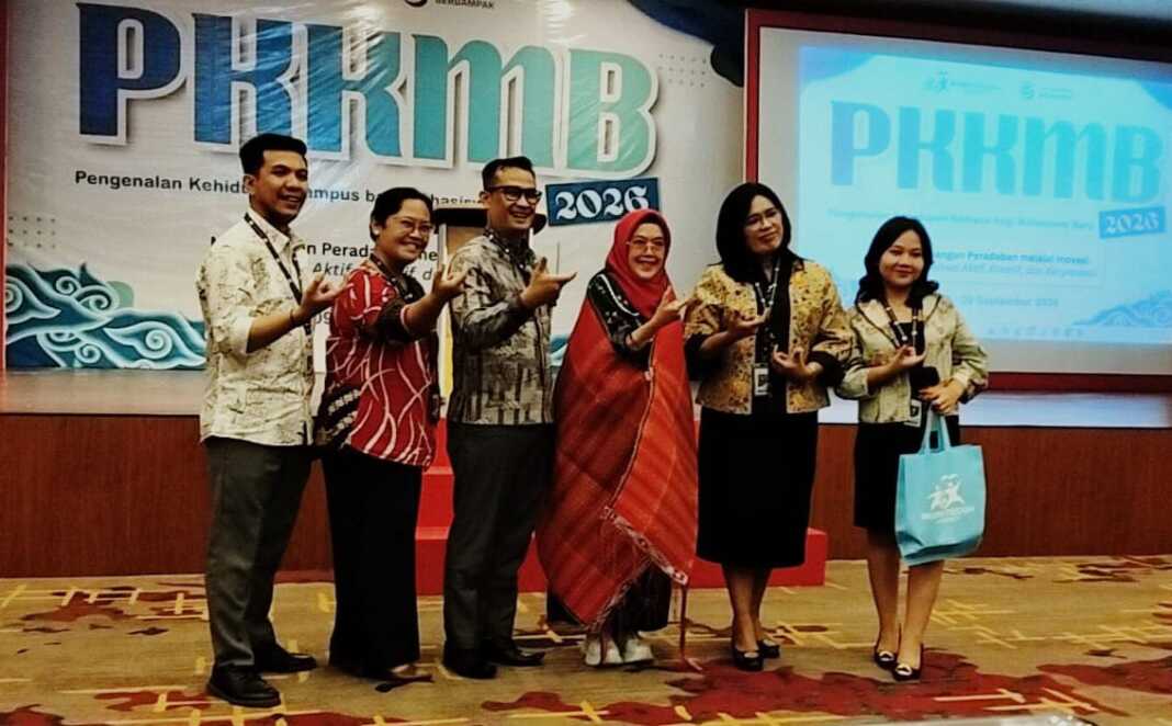 PENGEMBANGAN KARAKTER: Assoc. Prof. Dr. Nina Siti Salmaniah Siregar, MSi didampingi Seriga Banjarnahor, Ph.D menerima ulos usai menjadi pemateri pengembangan karakter mahasiswa pada PKKMB Universitas Murni Teguh. (Istimewa/Sumut Pos)