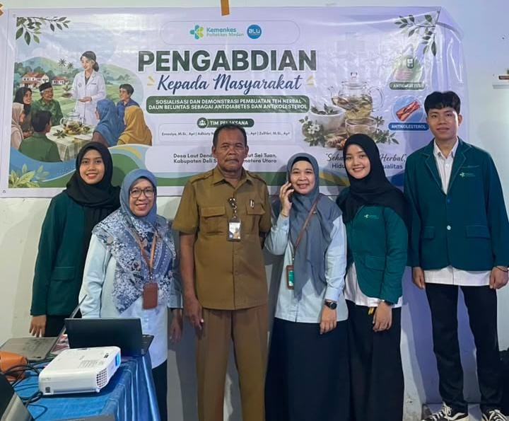 Dosen dan Mahasiswa Farmasi Poltekkes Kemenkes Medan Edukasi Masyarakat Desa Laut Dendang tentang Teh Herbal Daun Beluntas