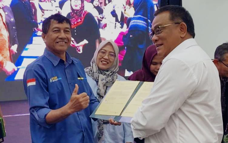KERJA SAMA: Drs. Dahrim Sukatendel, M.Pd (kiri) bersama menteri Lingkungan Hidup/Badan Pengendalian Lingkungan Hidup Moh. Jumhur Hidayat. (Istimewa/Sumut Pos)