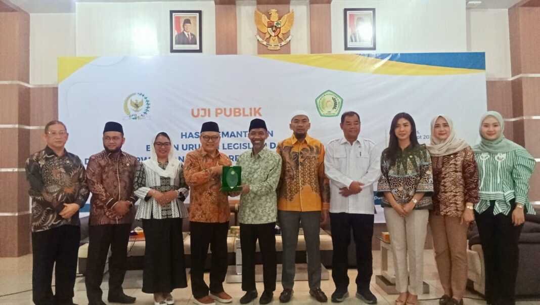 UJI PUBLIK: Wakil Ketua II BULD DPD RI Dr. Ir. KH. Abdul Hakim, M.M (5 kiri) menerima cendera mata dari Rektor UMN Al-Washliyah Prof. Dr. Firmansyah, M.Si pada kegiatan uji publik hasil pemantauan BULD DPD RI, Kamis (10/9). (Deddi Mulia Purba/Sumut Pos)