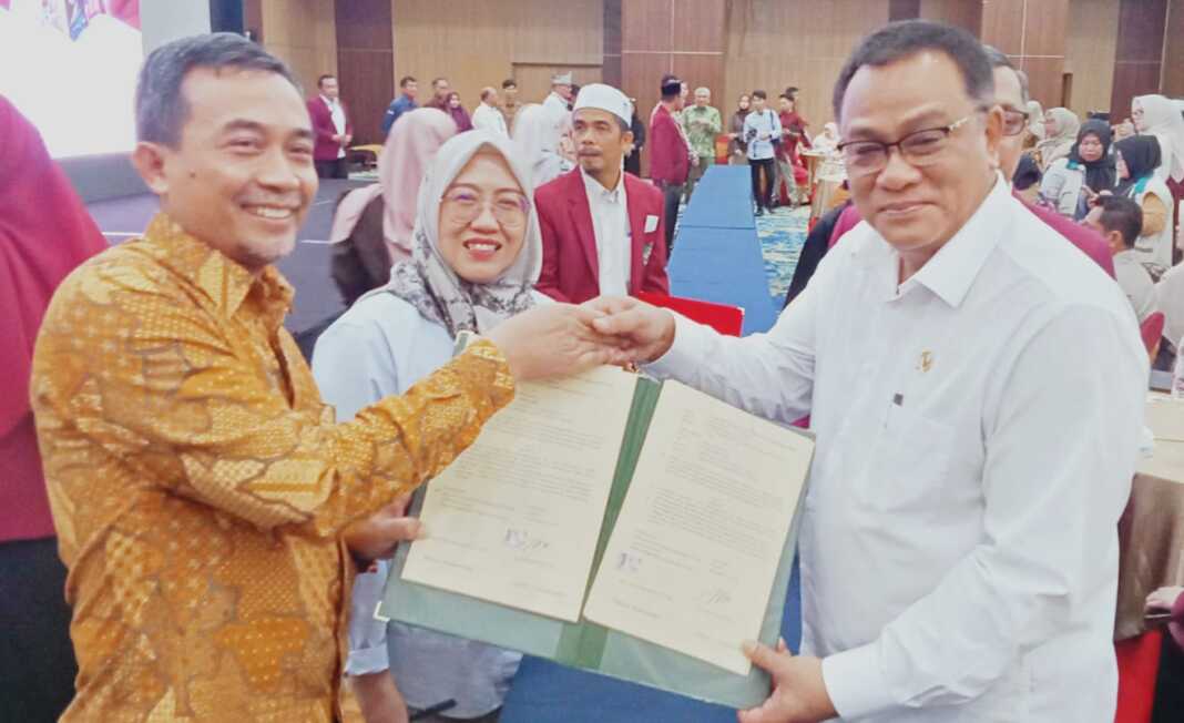 BERSALAMAN: Direktur Politeknik Cendana Dr. Supriyanto, M.Si (kiri) bersalaman dengan Menteri Lingkungan Hidup Moh. Jumhur Hidayat. (Deddi Mulia Purba/Sumut Pos)