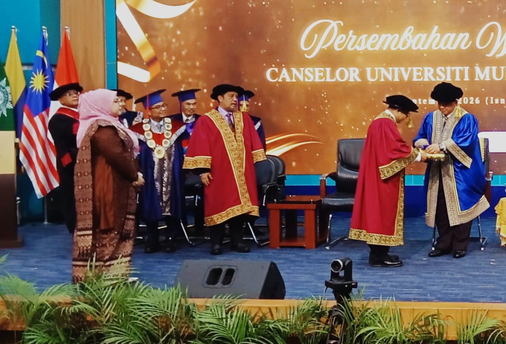 UMAM: Tuanku Syed Faizuddin Putra (kanan) bersama Prof. Dr. Abdul Mu'ti, M.Ed di kampus UMSU saat pengukuhan raja muda Perlis sebagai Canselor Universitas Muhammadiyah Malaysia. (Deddi Mulia Purba/Sumut Pos)