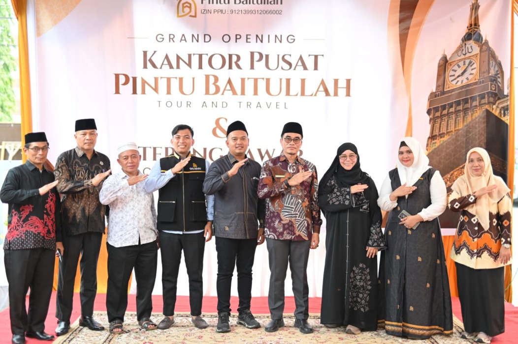 Kepala Kantor Kemenag Kabupaten Langkat, H. Umar Saleh Maruhawa, M.Pd, Owner Pintu Baitullah, Zulfikar dan lainnya saat peresmian kantor pusat Pintu Baitullah di KNZ Office & Business Center, Stabat, Selasa (15/9). Foto: Istimewa