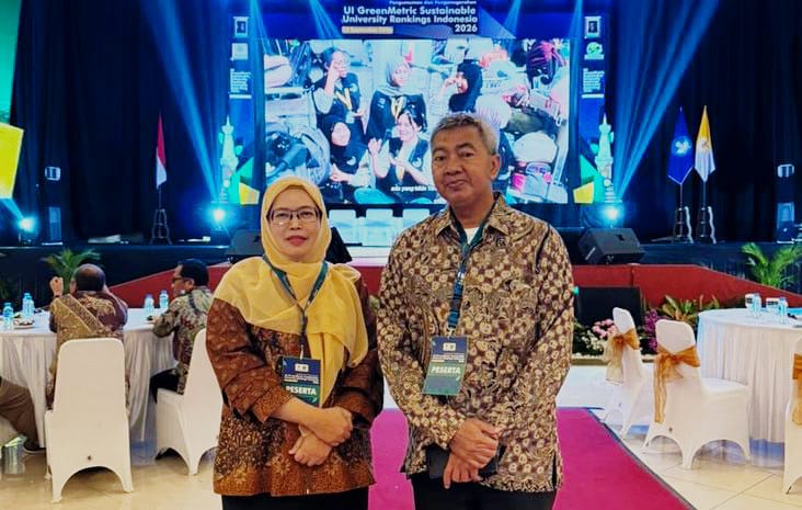 PENGHARGAAN: Prof. Dr. Nurhayati, M.Ag (kiri) dan Guru Besar UIN Sumatera Utara Prof. Dr. Ir. M. Idris, M.P menghadiri penyerahan certificate of compliance dengan predikat platinum dan 2,5 trees rating UI GreenMetric. (Istimewa/Sumut Pos)