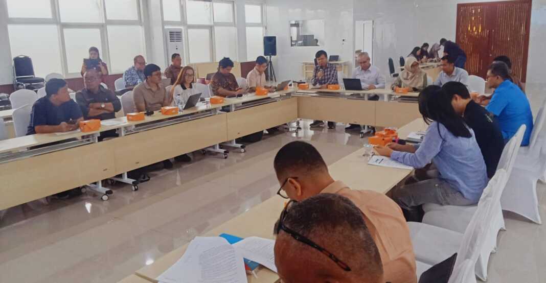 Kick off meeting dan FGD penyusunan road map pengelolaan persampahan di Aula Bina Graha Kantor Bapperida Sumut, Jumat (18/9). (Deddi Mulia Purba/Sumut Pos)