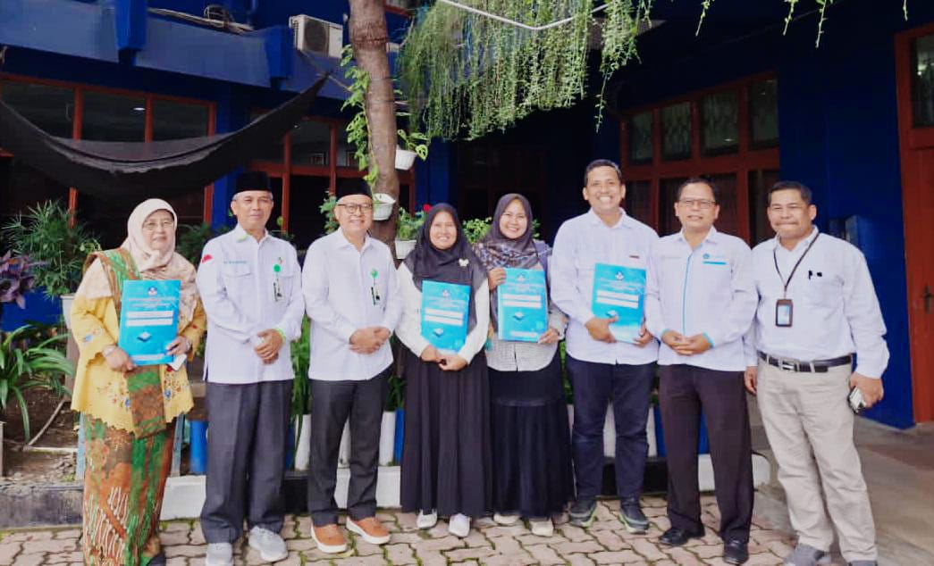 GURU BESAR: Prof. Nelvitia Purba, M.Hum, Ph.D (kiri) bersama rektor, wakil rektor dan dosen UMN Al-Washliyah serta tim LLDikti Wilayah I. (Istimewa/Sumut Pos)