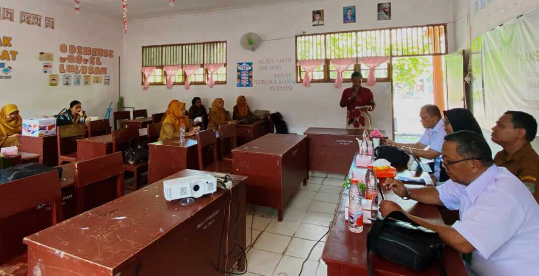 UMN AL-WASHLIYAH: PkM Pascasarjana UMN Al-Washliyah dalam seminar pendidikan transformasi guru di era 5.0 di SMP Negeri 1 Kisaran, Senin (21/9). (Istimewa/Sumut Pos)