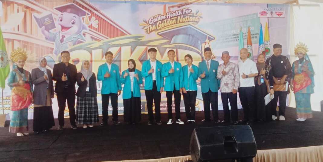 PKKMB: Rektor Institut Kesehatan Helvetia Assoc. Prof. Dr. H. Ismail Efendy, M.Si (6 kanan) bersama undangan dan mahasiswa baru yang mengikuti PKKMB di Kampus II Teladan. (Deddi Mulia Purba/Sumut Pos)