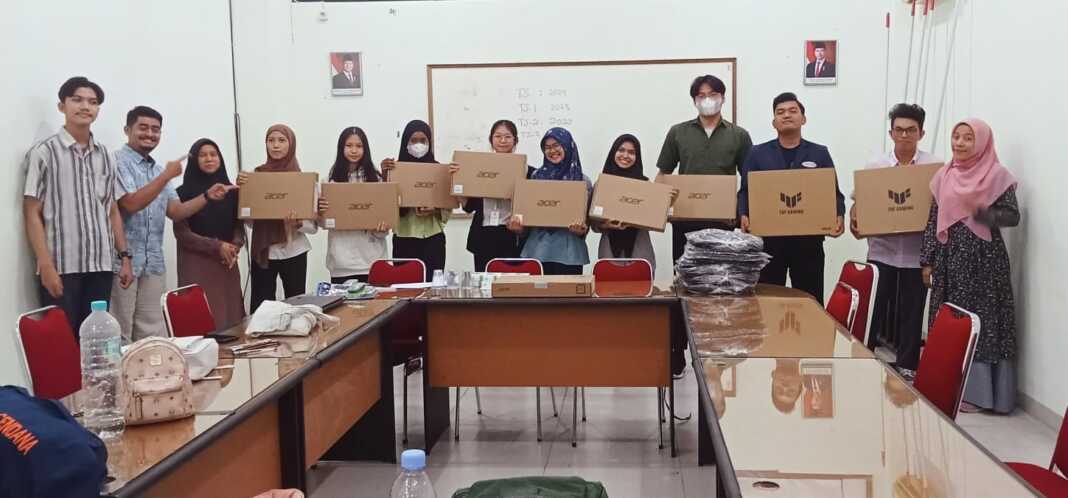 AKUNTANSI PERPAJAKAN: Penyerahan laptop pada mahasiswa Program Studi Akuntansi Perpajakan Politeknik Cendana Medan. (Deddi Mulia Purba/Sumut Pos)