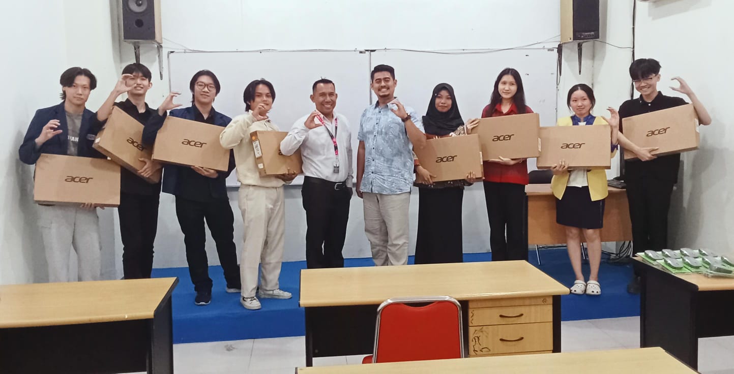 TEKNOLOGI KOMPUTER: Penyerahan laptop pada mahasiswa Program Studi Teknologi Rekayasa Komputer Grafis Politeknik Cendana Medan. (Deddi Mulia Purba/Sumut Pos)