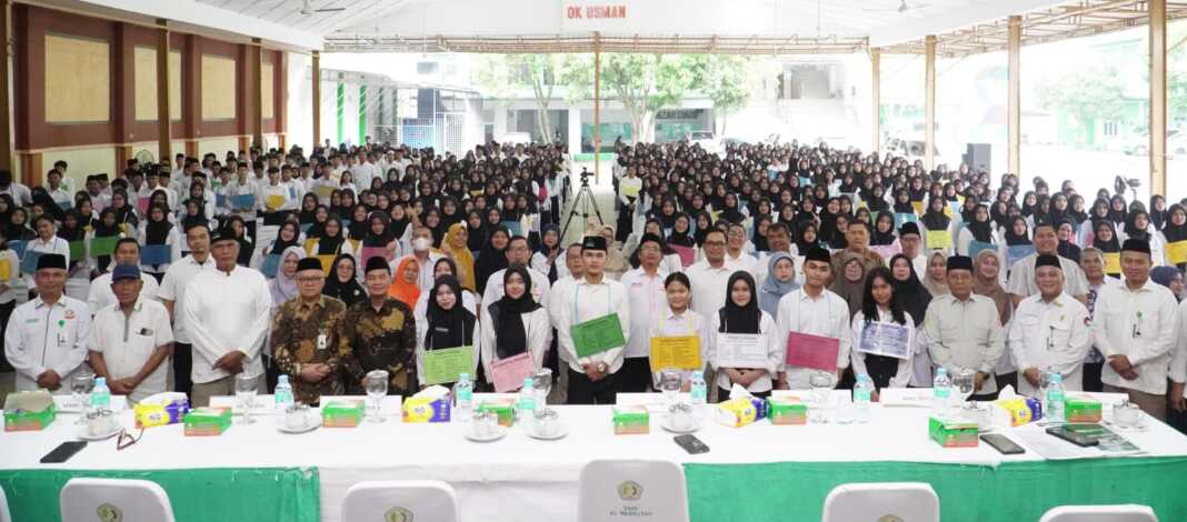 UMN AL-WASHLIYAH: Dr. KH. Masyhuril Khamis, M.M (5 kiri) didampingi Prof. Dr. Firmansyah, M.Si (4 kiri) menghadiri pembukaan PKKMB UMN Al-Washliyah, Rabu (23/9). (Istimewa/Sumut Pos)