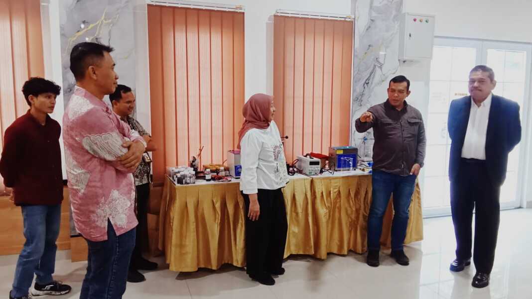 KERJA SAMA: Dari kanan Dr. Parlindungan Purba, M.M, Awaluddin dan Dr. Ir. Vivi Purwandari, M.Si saat kunjungan PSDMBP Kementerian ESDM di USM Indonesia, Kamis (24/9) sore. (Deddi Mulia Purba/Sumut Pos)