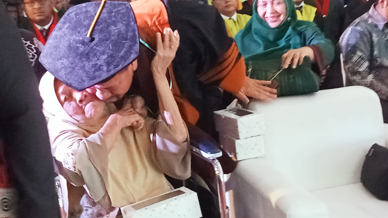 PELUK IBU: Dr. H. Baharuddin Siagian, M.Si memeluk ibunya usai menyampaikan sambutan mewakili lulusan UIN Sumatera Utara. (Deddi Mulia Purba/Sumut Pos)