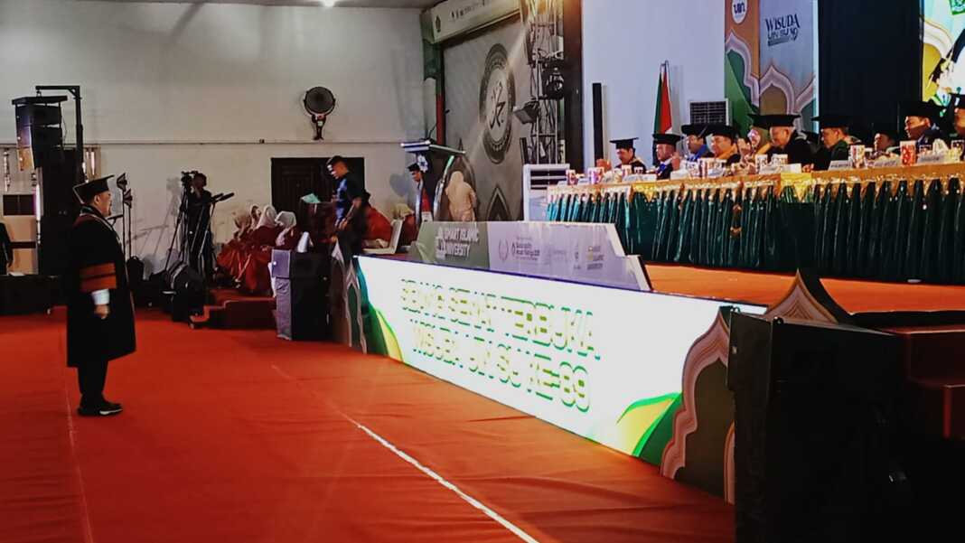 PENGHORMATAN: Bupati Batubara Dr. H. Baharuddin Siagian, M.Si memberi penghormatan kepada senat UIN Sumatera Utara. (Deddi Mulia Purba/Sumut Pos)