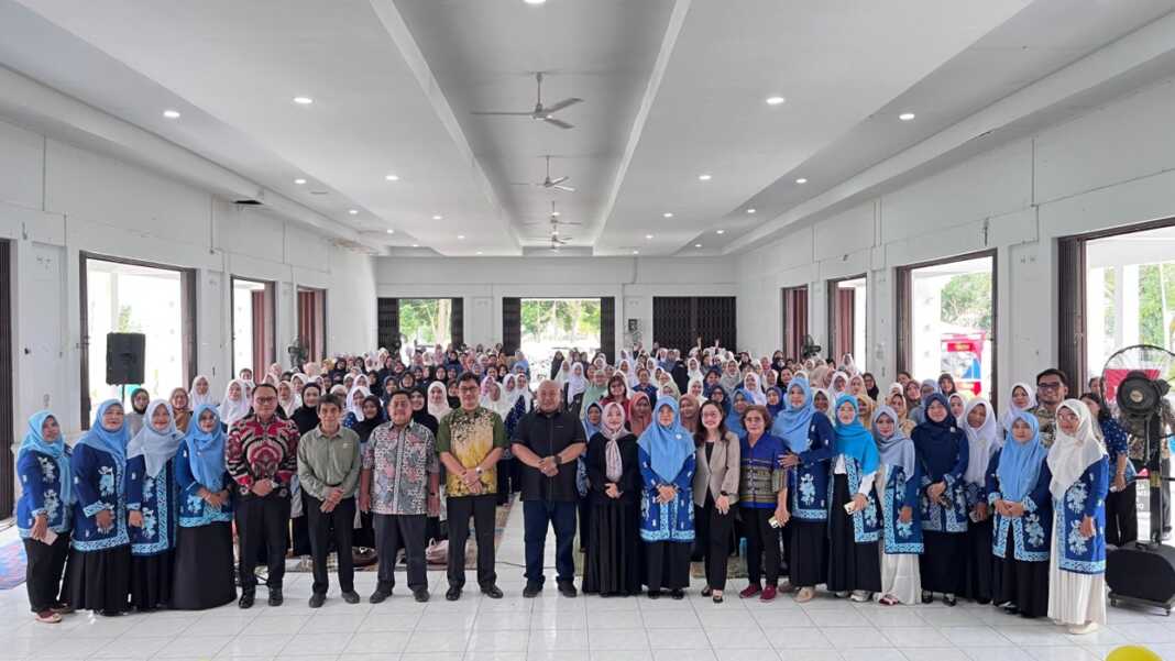 Kadis Pendidikan Deli Serdang Fitriyan Syukri, SSTP, MSi (tengah) dan Ketua HIMPAUDI Deli Serdang Dr. Arie Dwi Ningsih, ST, MPd (tengah kanan) saat kegiatan Workshop di Balairung Pemkab Deli Serdang, Sabtu (26/9). (Foto: Dok Himpaudi Deliserdang)