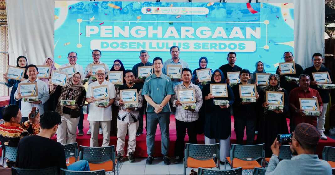 TASYAKURAN: Assoc. Prof. H. Abdul Razak Nasution, M.Sc (5 kiri) pada kegiatan tasyakuran kelulusan sertifikasi dosen Unpab, Sabtu (26/9). (Istimewa/Sumut Pos)