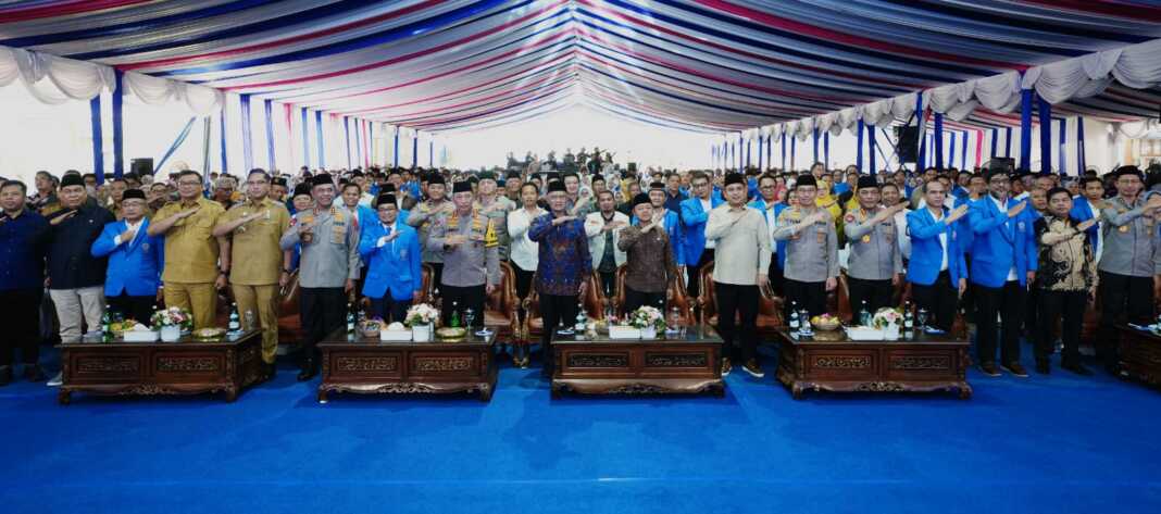 PKKMB UMSU: Ketua Umum PP Muhammadiyah, Kapolri, Gubsu bersama peserta dan undangan pembukaan PKKMB UMSU, Senin (28/9) (Istimewa/Sumut Pos)