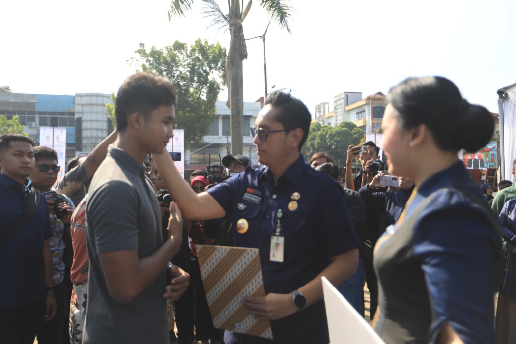 Wali Kota Medan Rico Waas saat memberikan ijazah dalam program tembus ijazah.