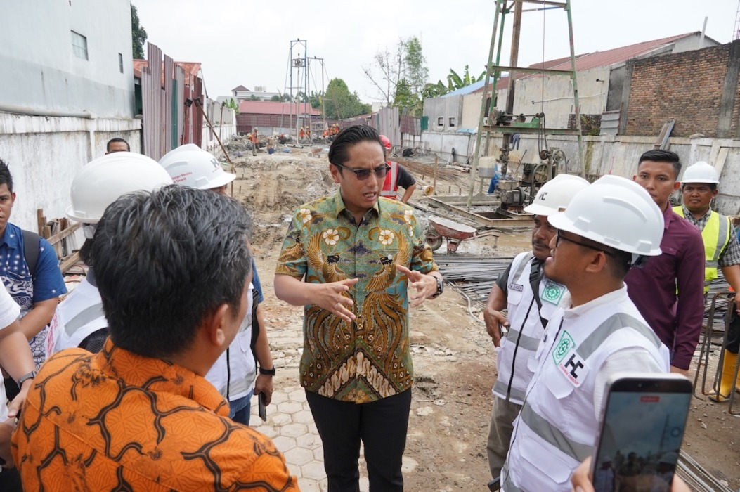 DISKUSI: Wali Kota Medan Rico Tri Putra Bayu Waas berdiskusi dengan kontraktor pengerjaan pembangunan Puskesmas Rengas Pulau.