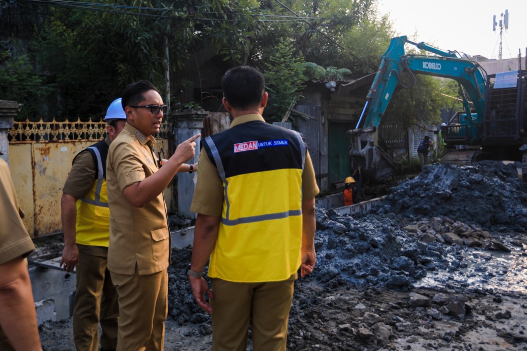 TINJAU: Wali Kota Medan Rico Tri Putra Bayu Waas meninjau pembangunan drainase di Kelurahan Sri Agil, Medan Barat.
