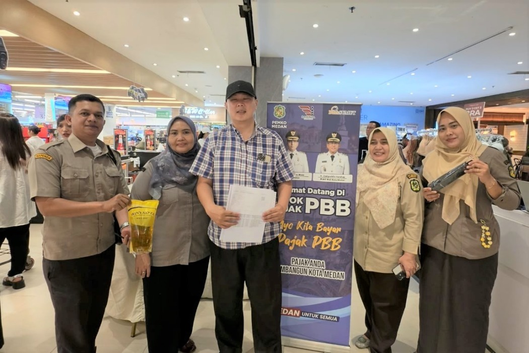 Bapenda Kota Medan memberikan apresiasi kepada wajib pajak saat membayar Pajak Bumi dan Bangunan (PBB) melalui program Pojok Pajak.
