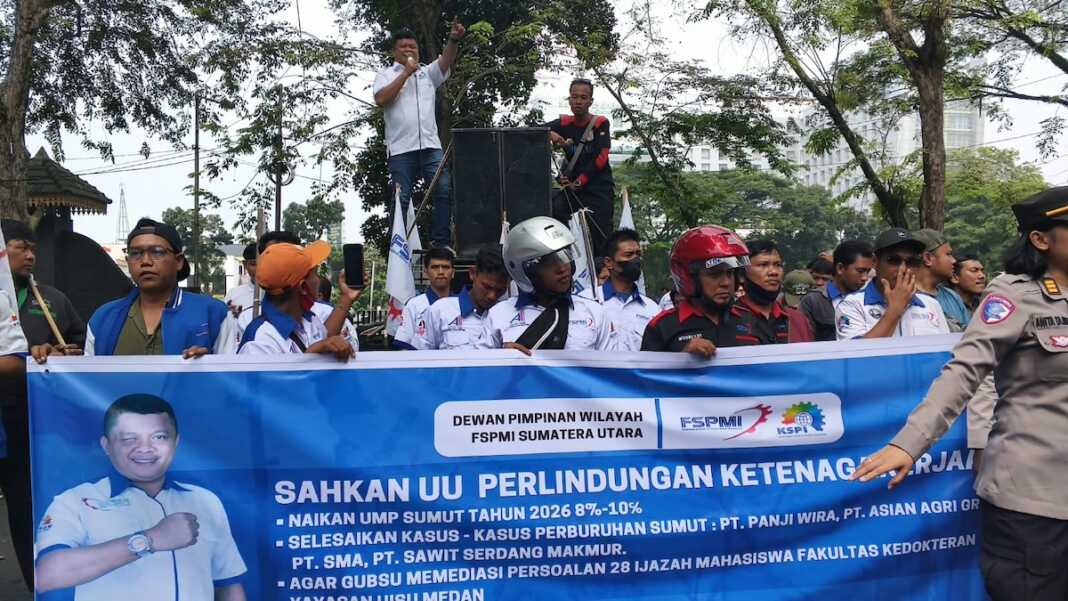 DPW FSPMI Sumut menggelar aksi unjuk rasa di depan Kantor Gubsu, Kamis (1/10/2026).(Dok : DPW FSPMI Sumut).