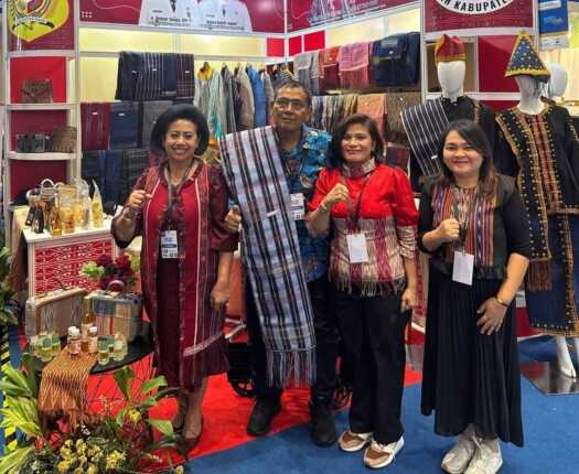 Bupati Dairi Vickner Sinaga didampingi Ketua Dekranasda Lintong Rita Puspita foto bersama di sela hadiri INACRAFT October Tahun 2026 di Jakarta International Convention Center.RUDY SITANGGANG/SUMUT POS.