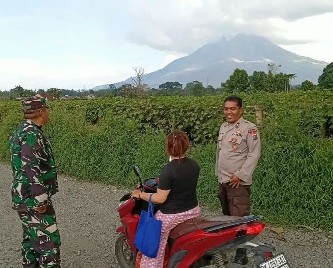 HIMBAU: Personel TNI-Polri mengimbau warga tetap waspada.