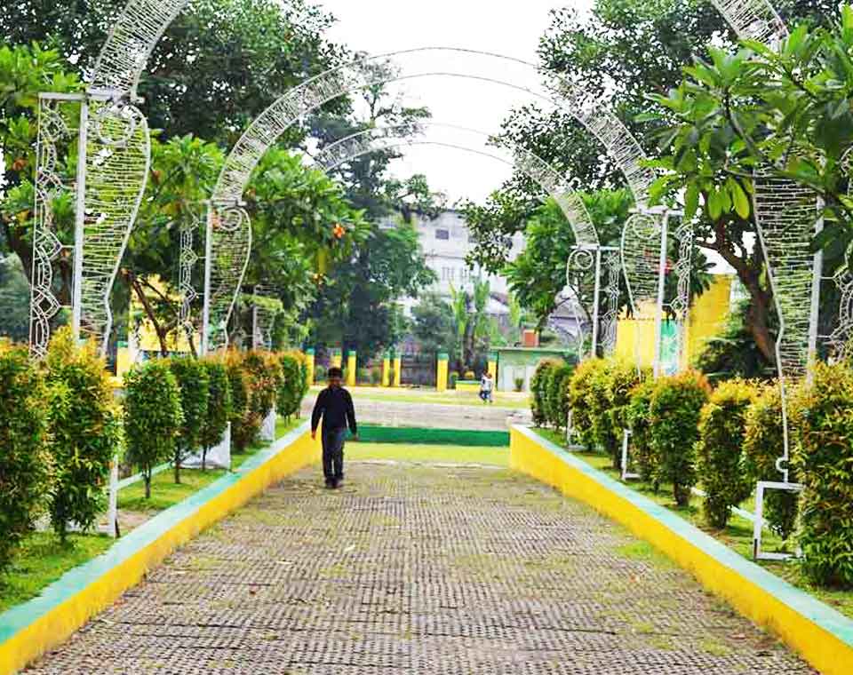 Salah satu sudut di Taman Sri Deli yang hijau dengan pepohoan.