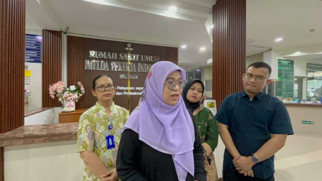 Dokter Spesialis Anak RSU IPI Medan dr Mahrani Lubis, MKed(Ped), SpA, Subsp.A.I(K) saat diwawancarai wartawan.