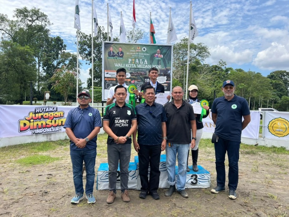 BERSAMA: Ketua Umum KONI Medan, Aswindy Fachrizal dan Kadispora Medan Tengku Chairuniza bersama juara Piala Wali Kota Medan 2026. (Dok KONI Medan).