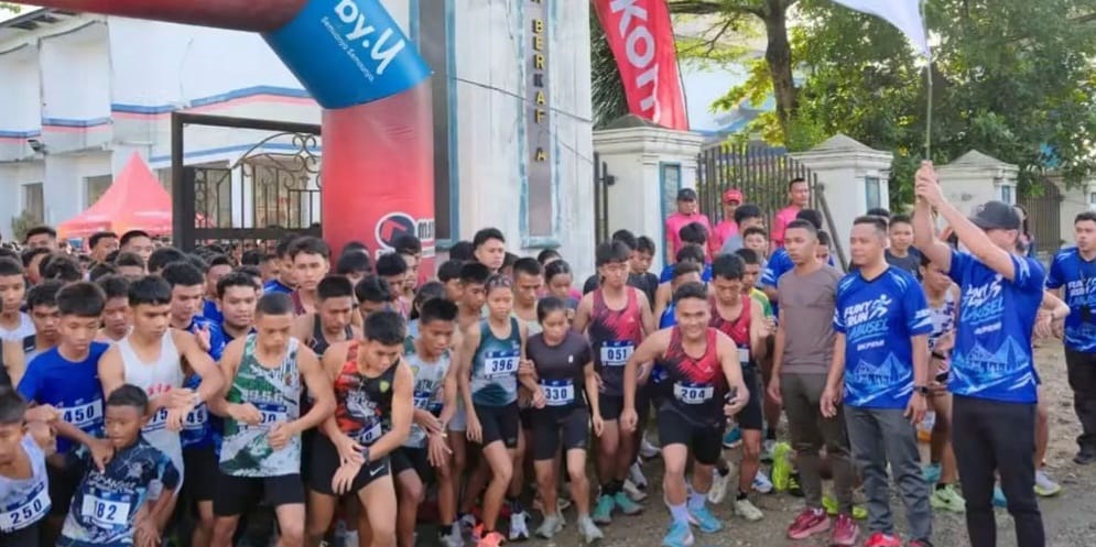 Bupati Labusel, Fery Sahputra Simatupang, melepas peserta kegiatan Fun Run yang diselenggarakan BKPRMI Labusel di Gedung SBBK, Kotapinang, Minggu (11/10).