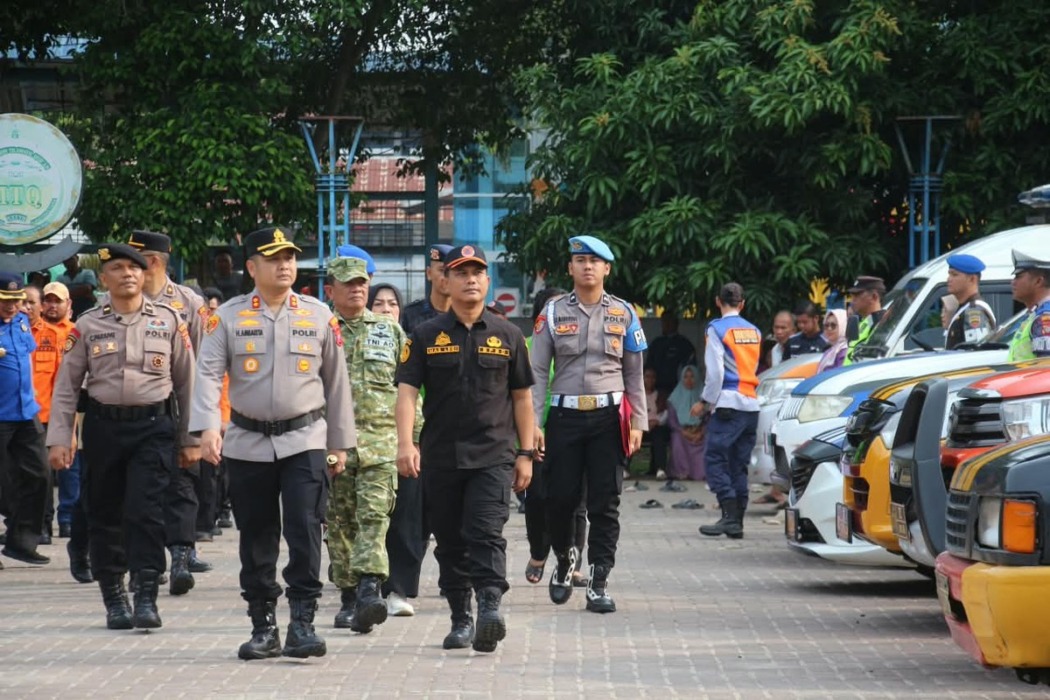 Kapolres Tebingtinggi AKBP Hotmartua Ambarita (tengah) didampingi Plt Kepala BPBD Kota Tebingtinggi Legino dan Pabung Kodim 0204/DS Mayor Inf PM Simanjuntak meninjau kendaraan operasional dalam Apel Gelar Pasukan Antisipasi Bencana Alam Tahun 2026 di Lapangan Sri Mersing, Jalan Sutomo, Kota Tebingtinggi, Jumat (9/10). (Azan Purba/sumutpos).