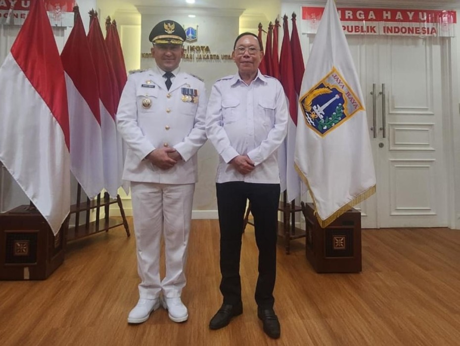 Pengamat sepak bola nasional Ronny Tanuwijaya (kanan) bersama Wali Kota Jakarta Utara. (ist).