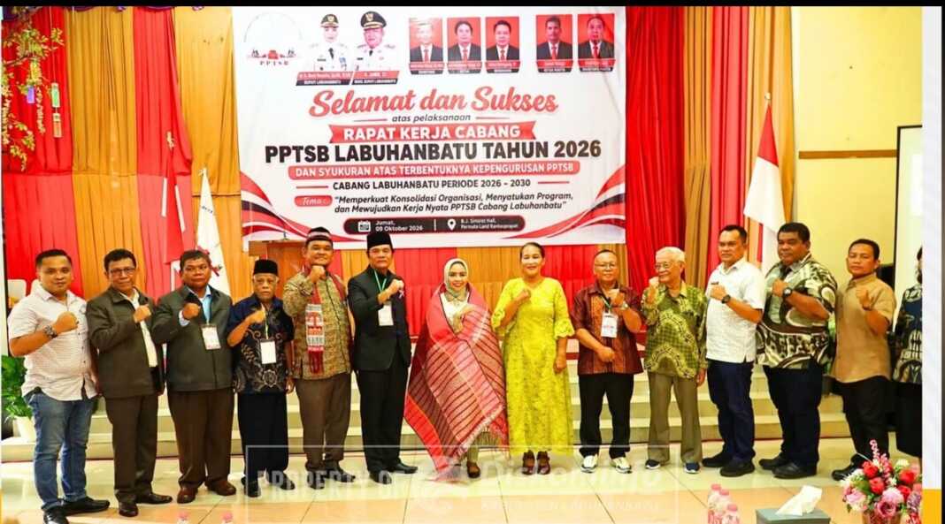 ACARA: Bupati Labuhanbatu Maya Hasmita bersama pengurus Parsadaan Pomparan Toga Sinaga Dohot Boru (PPTSB) Kabupaten Labuhanbatu dalam acara rakercab dan syukuran, Jumat (9/10).// (fajar).