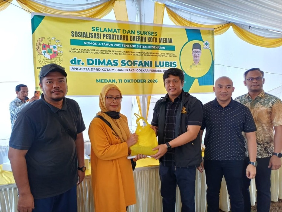 SOSIALISASi: dr Dimas Sofani Lubis saat menggelar Sosialisasi Perda Kota Medan No.4/2012 di Kelurahan Gedung Johor, Medan Johor, Minggu (11/10/2026).